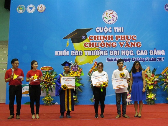 GĐ trung tâm Tiếng Anh Polo trao 3 suất học bổng tiếng Anh cho 3 đại diện xuất sắc nhất của 3 trường