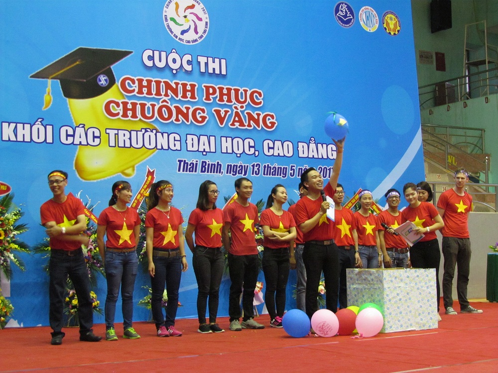 Các thầy cô tích cực tham gia cứu trợ thí sinh thi đấu